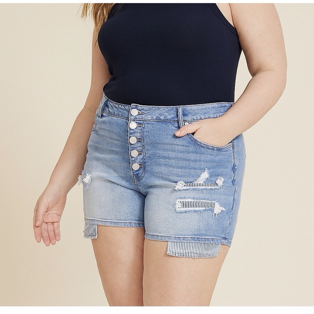 NWT KanCan High Rise 5" Light Wash Distressed Denim‎ Shorts Plus Size 22 Casual